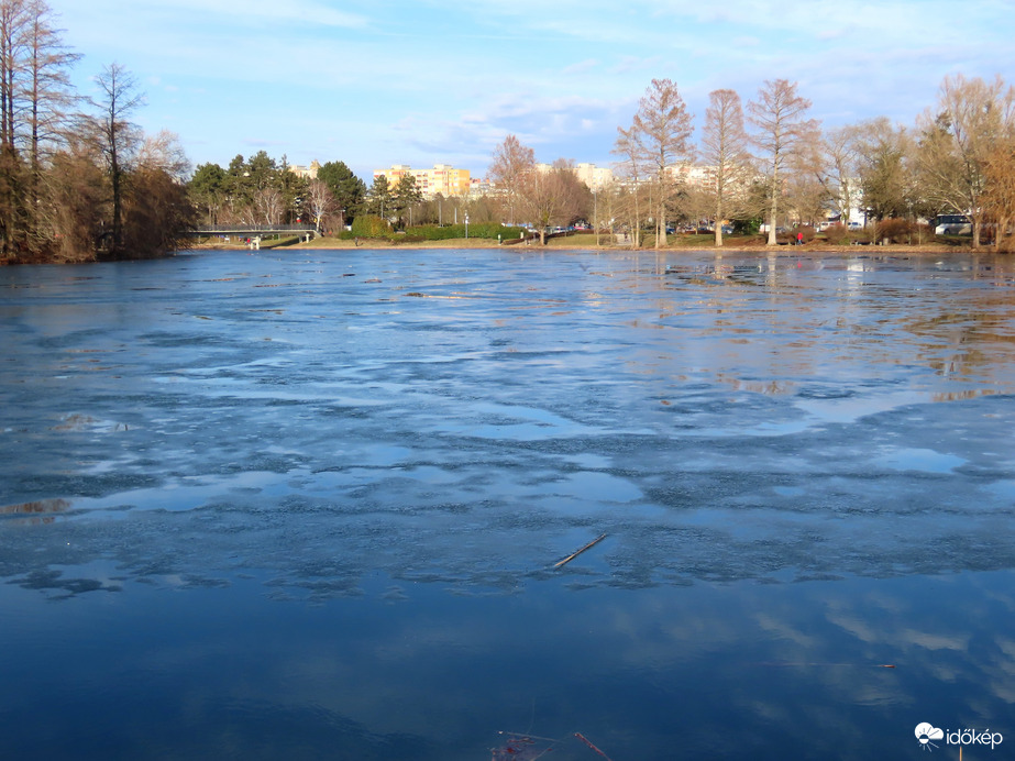 Napfényes délután a Csónakázó-tónál