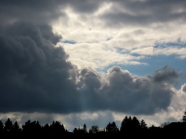 Sötét gomolyok az égbolton