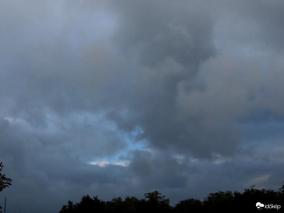 Háborgó felhők kevés kékkel