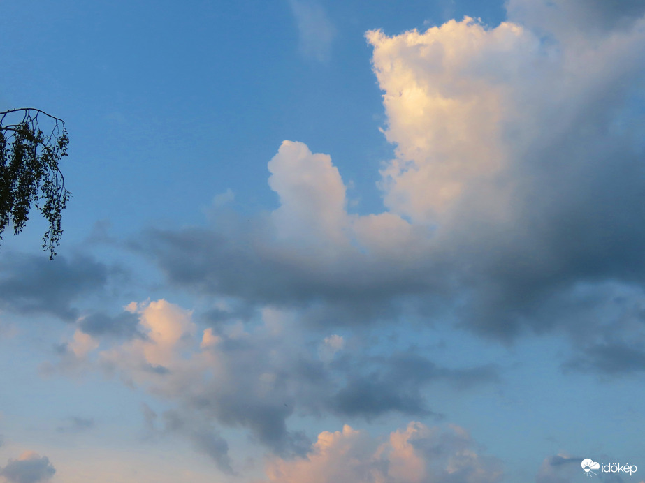 Kora reggel égboltja