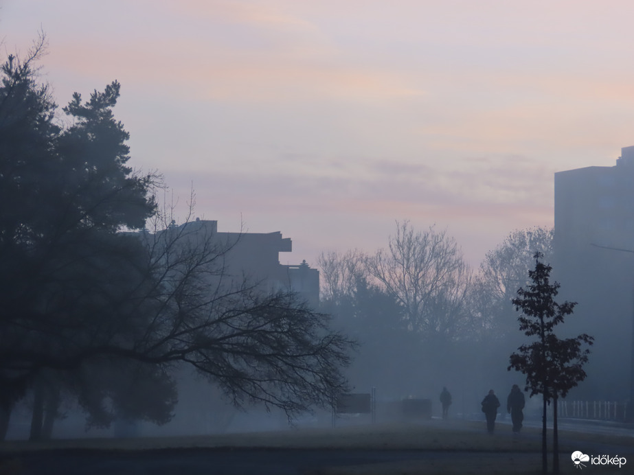Ködös hajnal