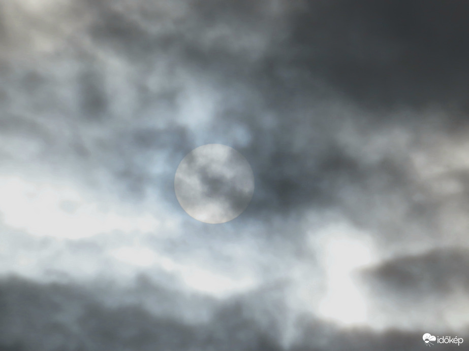 Felhők között bújkáló Nap
