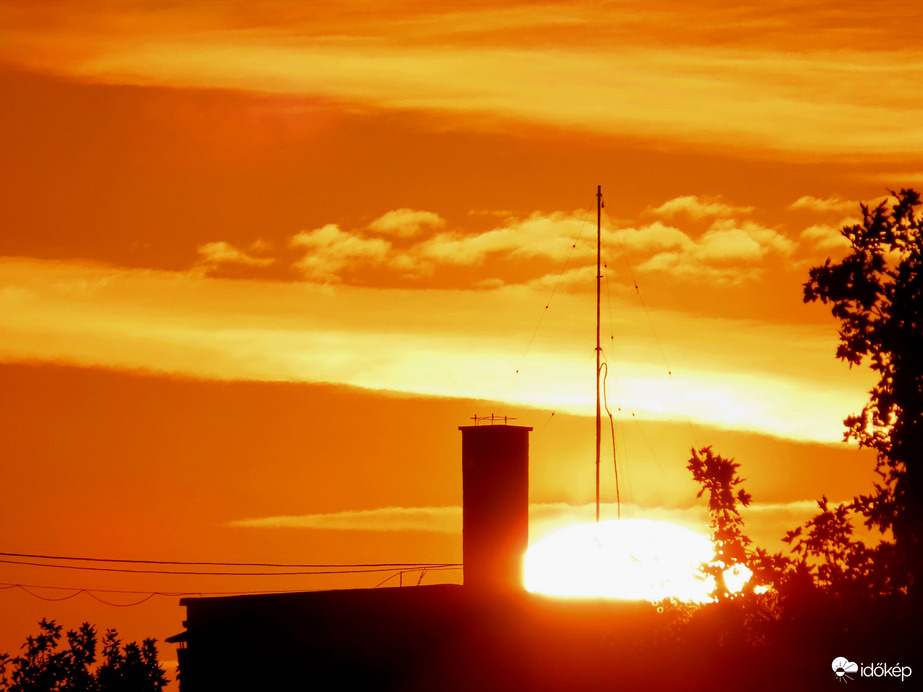 Kinézett a ház felett