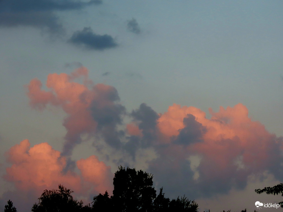 Hajnali égbolt felhői