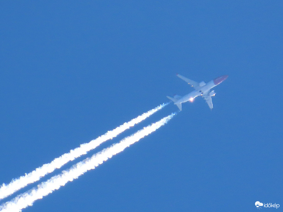 Napfény csillogása a suhanó gépmadáron