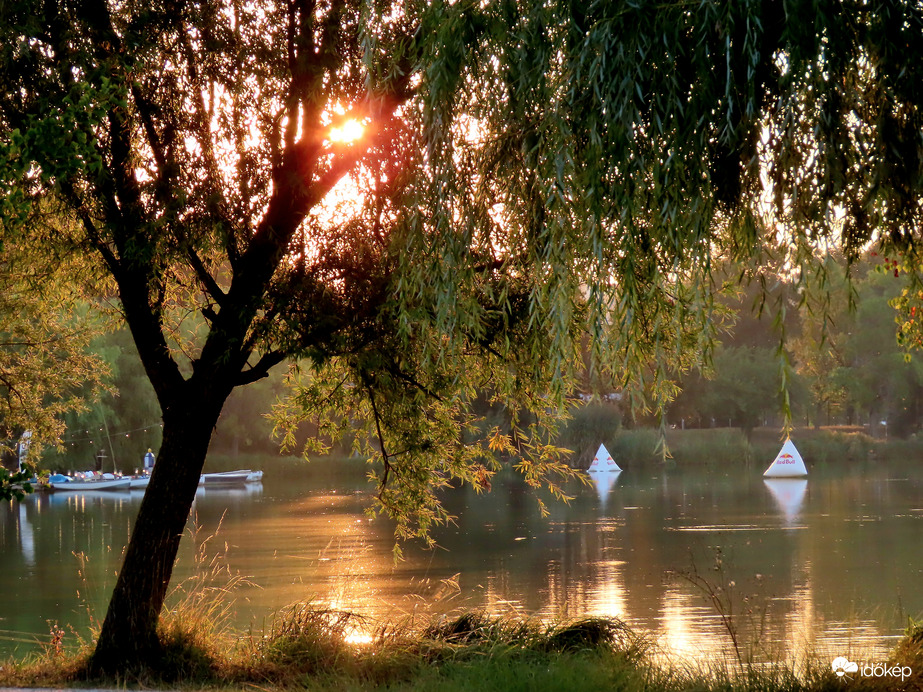 Reggel a Csónakázó-tónál