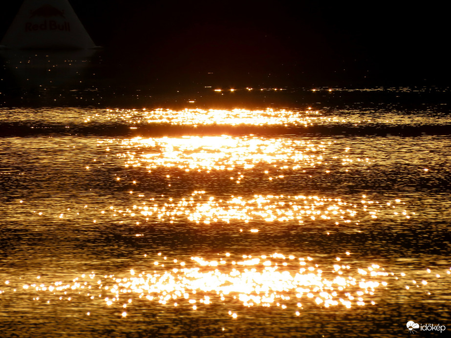 Szikrákat szór a fény