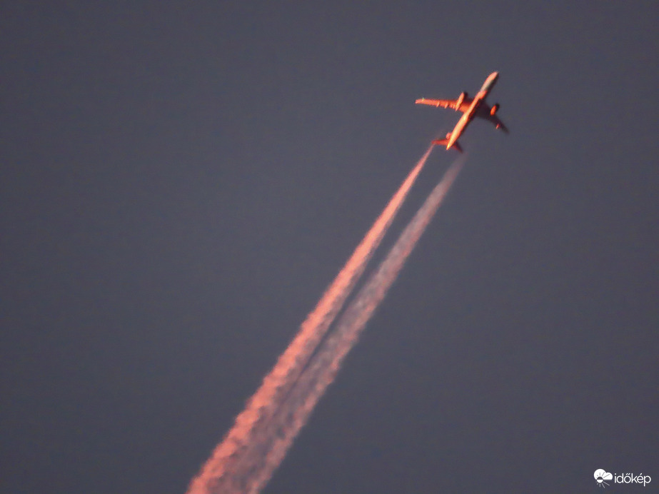 Naplemente fényében suhanó