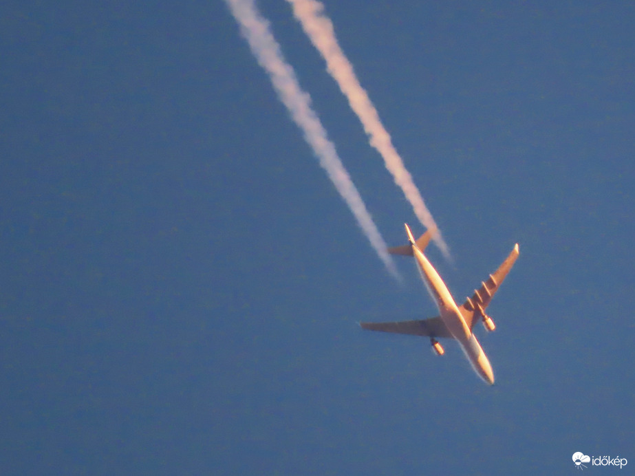 Napkeltekor átsuhant az égbolton