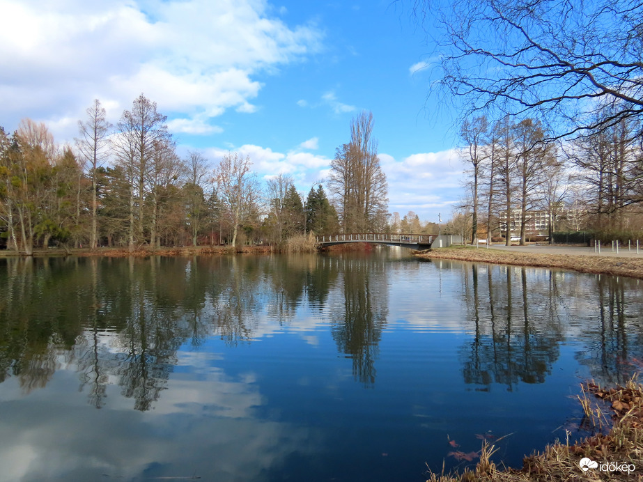 Az ég kékje a tó tükrében