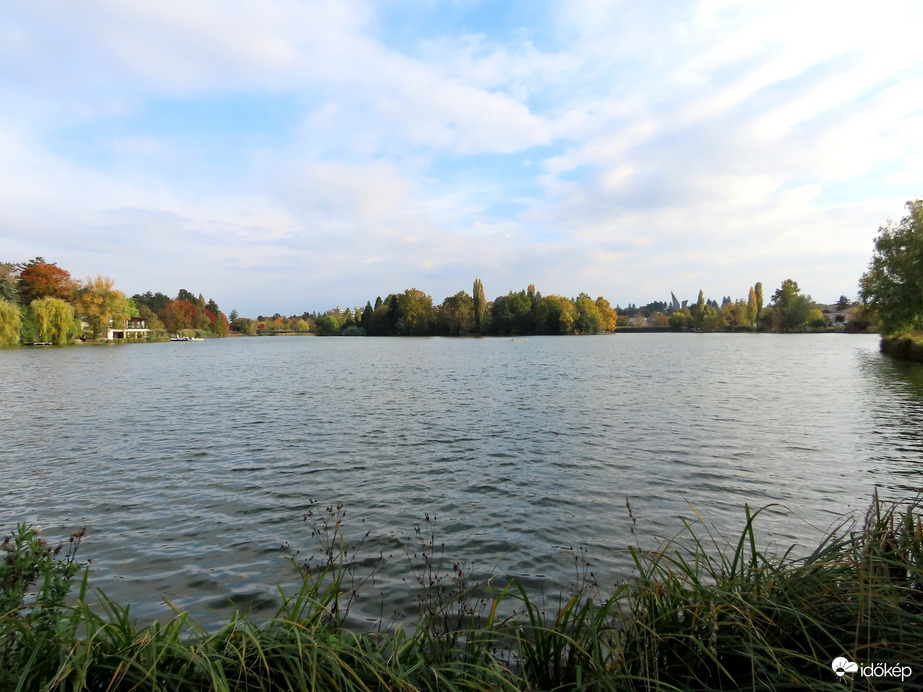A Csónakázó-tó látképe