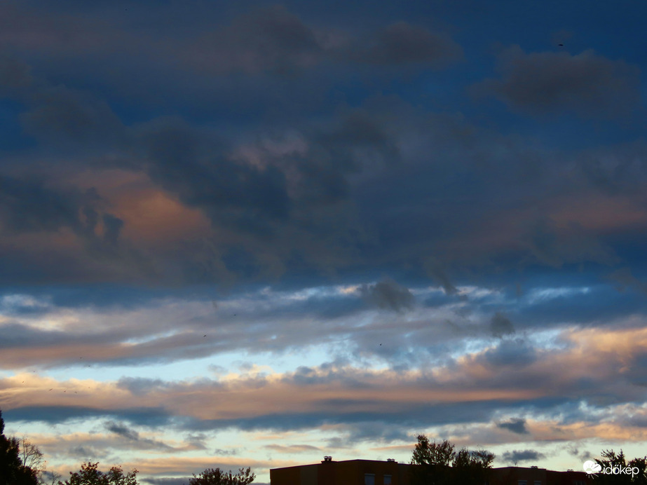 Kora reggeli égbolt