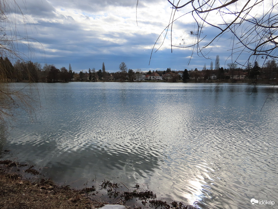 Fények a Csónakázó-tó vizén