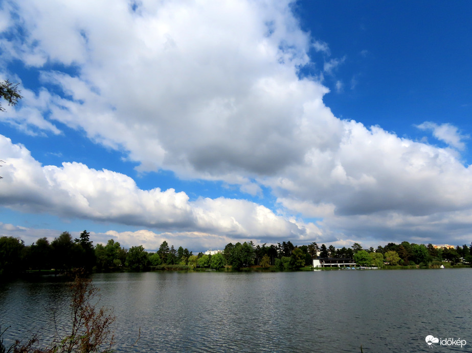 A Csónakázó-tó felhőkkel
