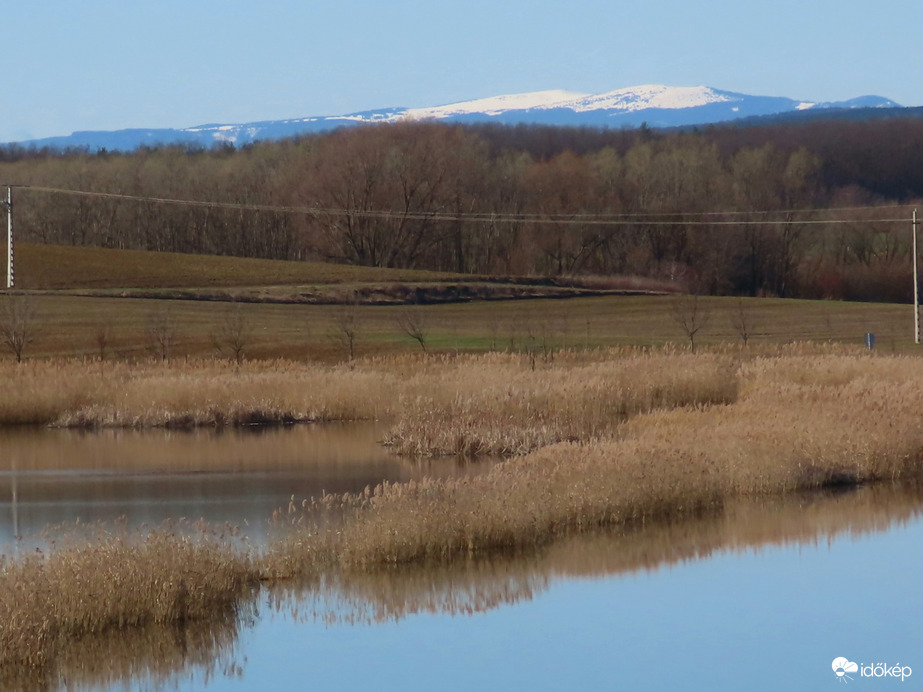 Dozmati víztározó távoli havas hegyekkel