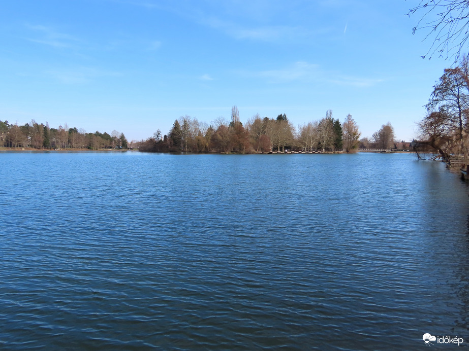 Ma is kék a tó