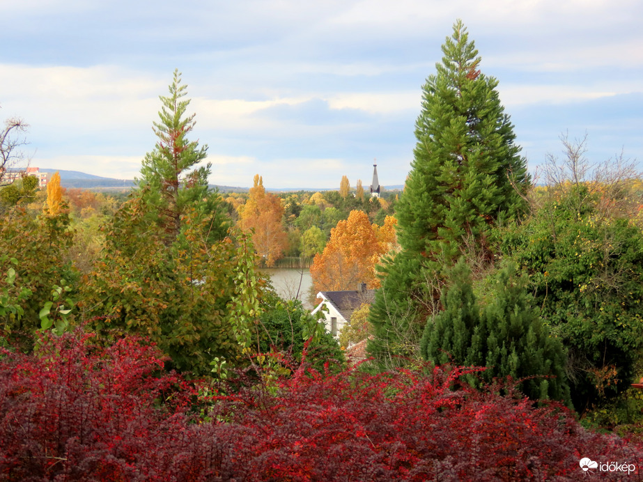 A Csónakázó-tó fentről alig látszik
