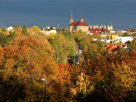 Kitekintés az őszi színekbe öltözött városra