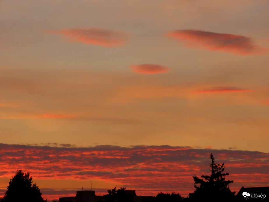 Izzó napkelte égboltja