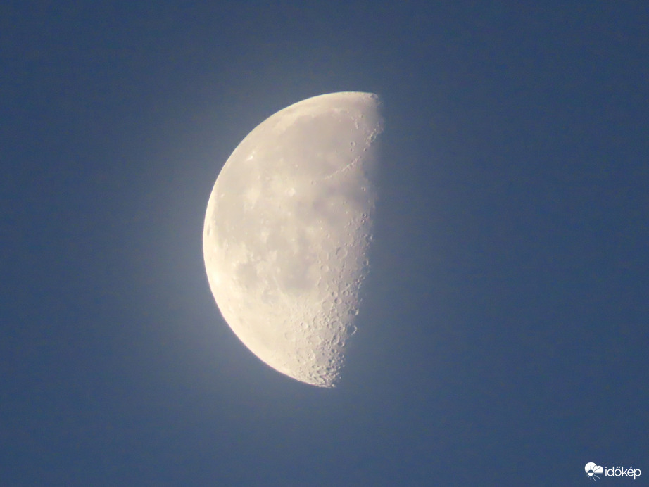 Fátyol alatt a hajnali Hold