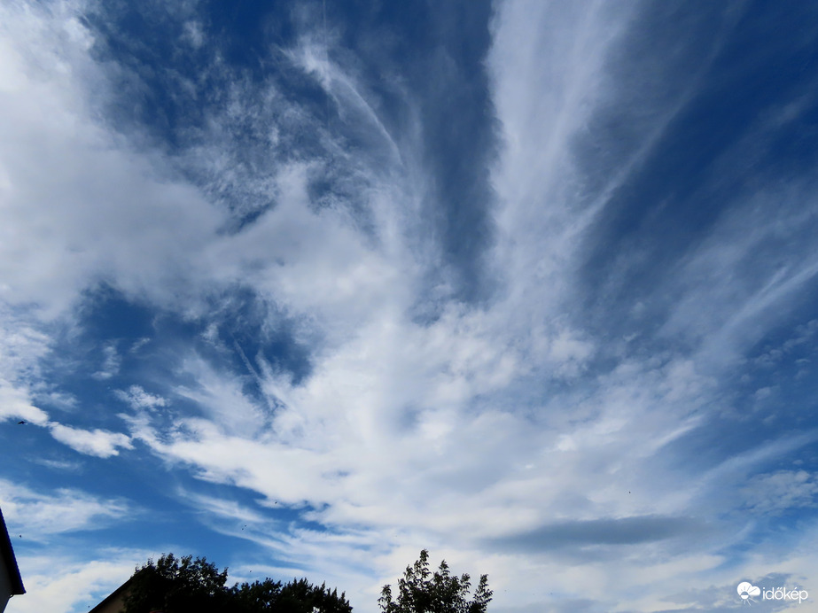 Szél kuszálta felhők