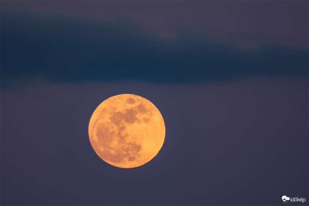 Holdkelte nemcsillagfelhővel