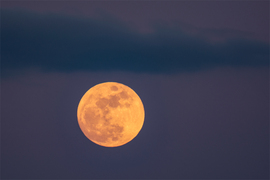 Holdkelte nemcsillagfelhővel