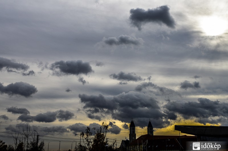 Szélszaggatta felhők