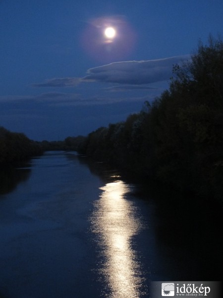 Reszket a Hold a "tó" vizén 