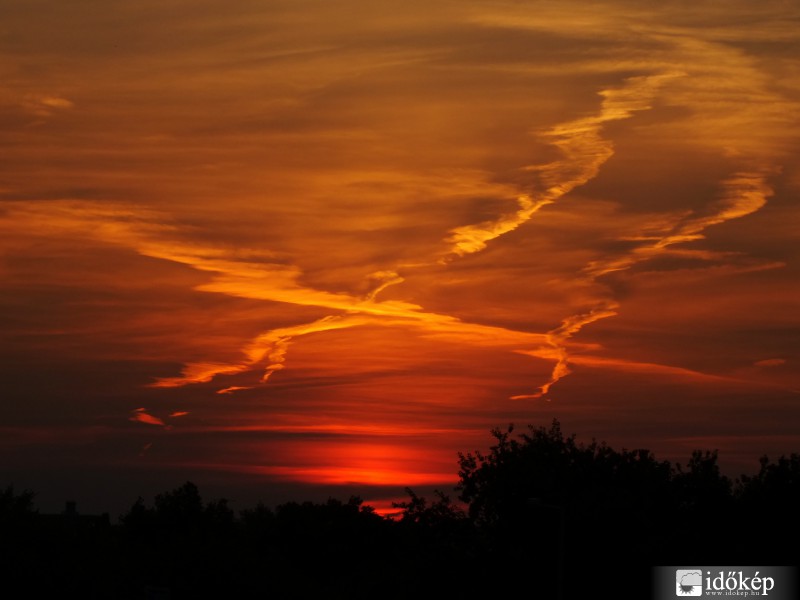 Égboltot átszövő esti "lángnyelvek"