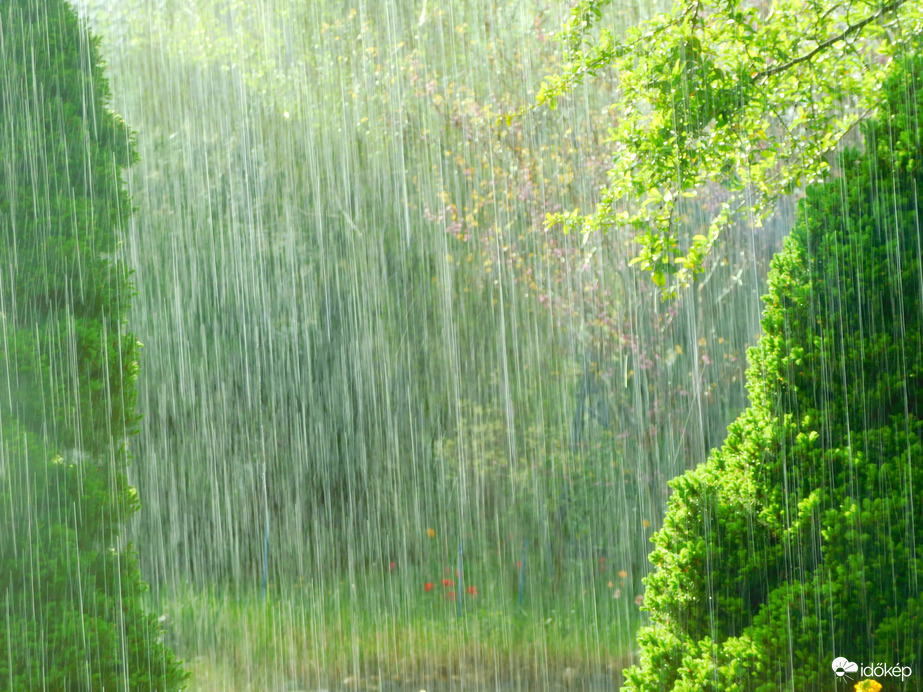 esik az eső, süt a nap...    