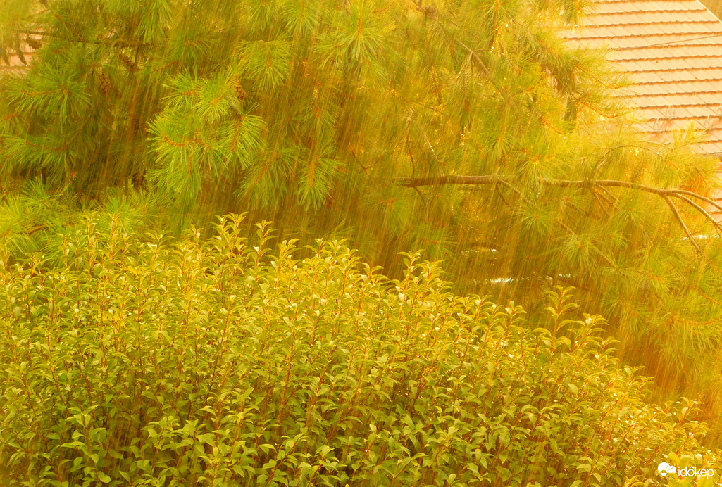 esik az eső, süt a nap...    