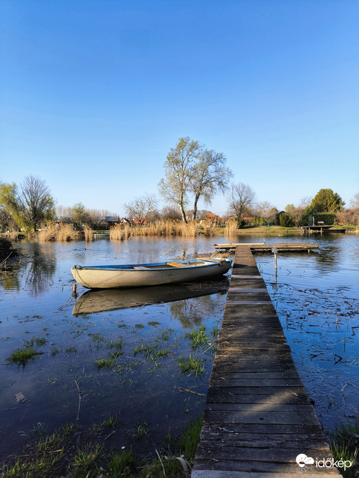 Tavasz a tóparton 