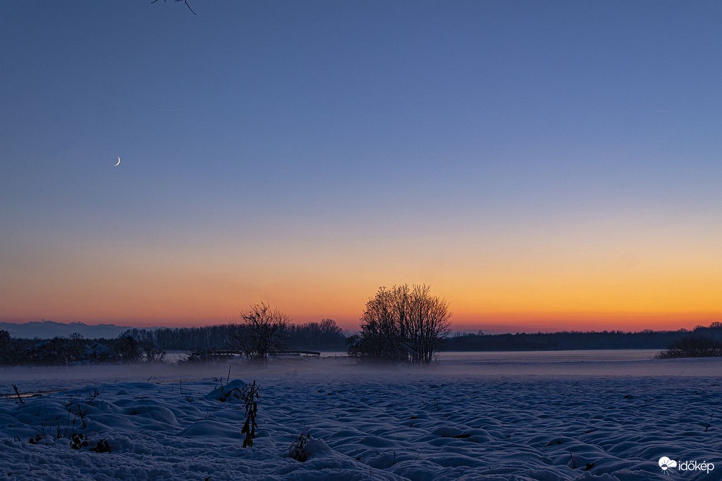2025.11.23. holdsarló naplemente után