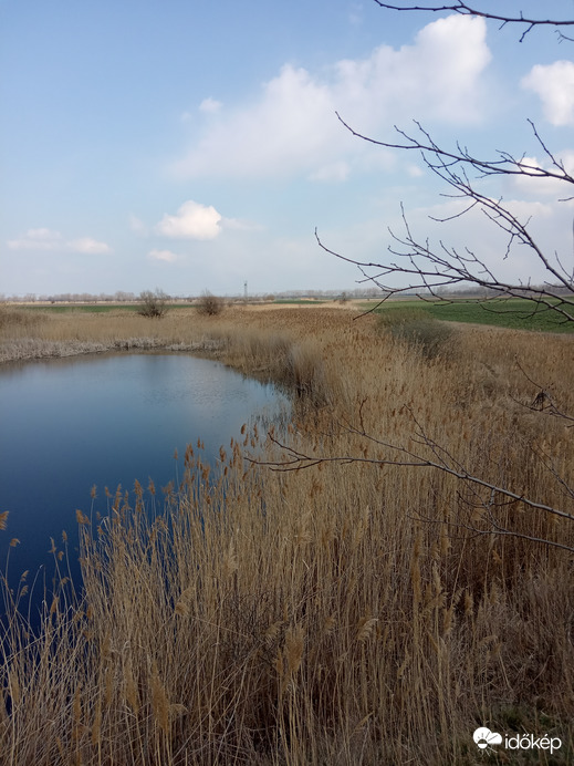 tó a dombról nézve