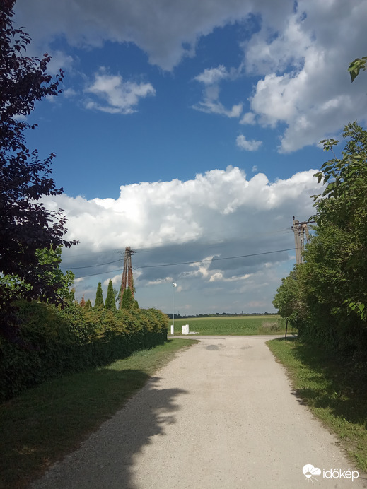 utcarészlet felhővel