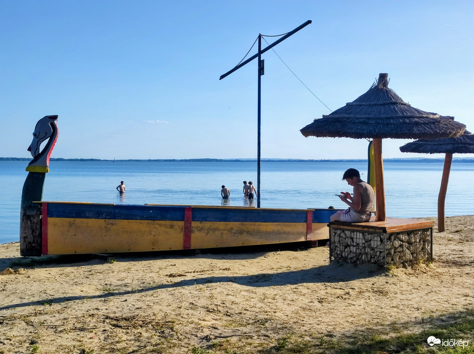 Fürdőzők a vízben 