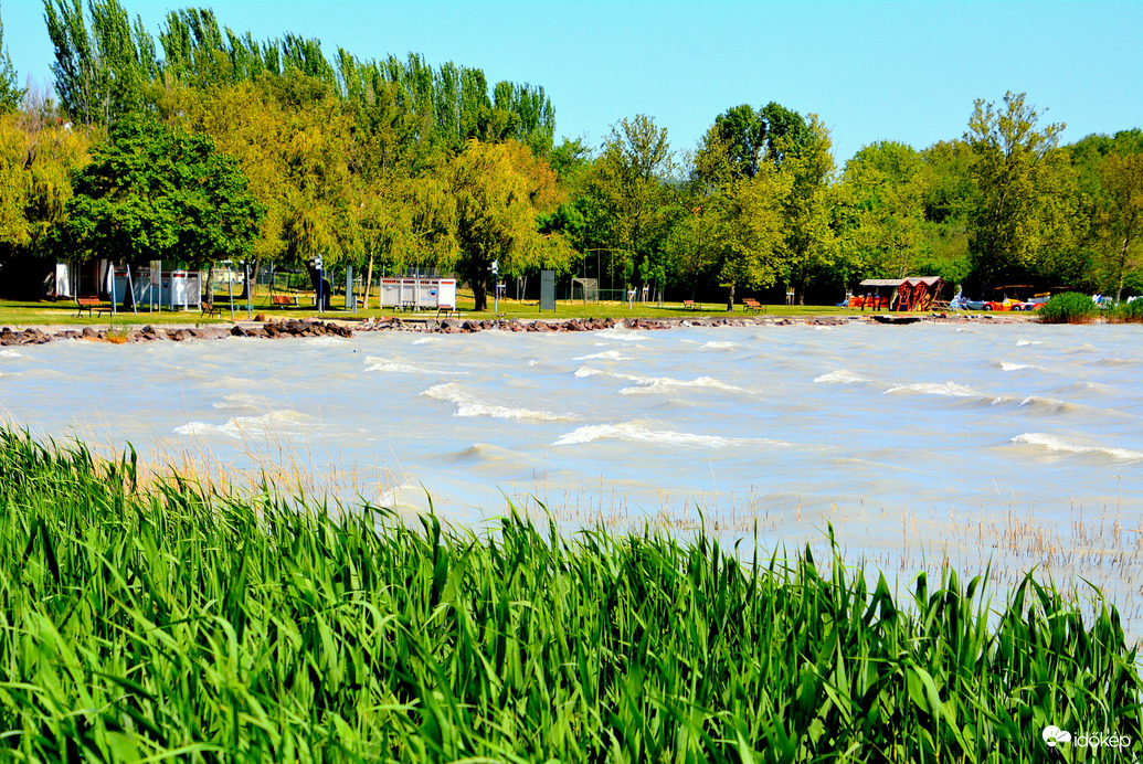 Hullámzó Balaton