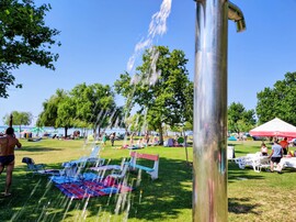 Hűsítő zuhany a strandon szinte egész nap folyik 