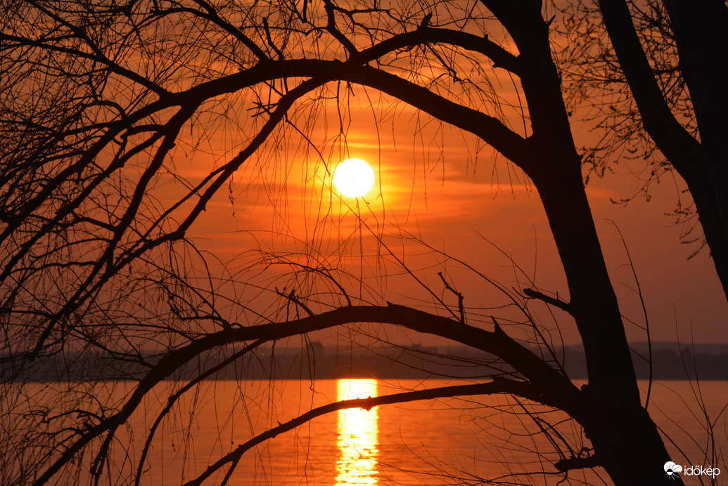 Márciusi naplemente a Balatonon