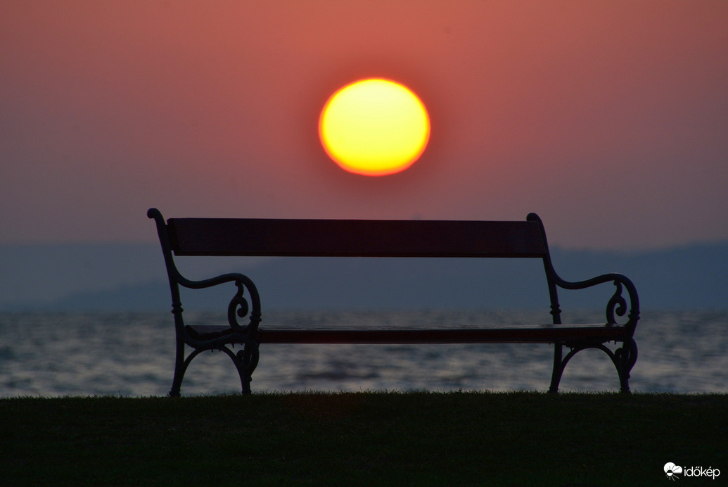 Háttal a Napnak