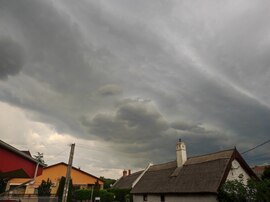 Fenyegetően közeledik 