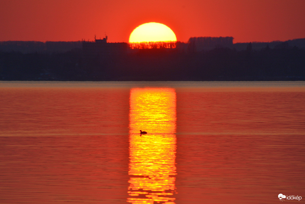 Márciusi naplemente a Balatonon