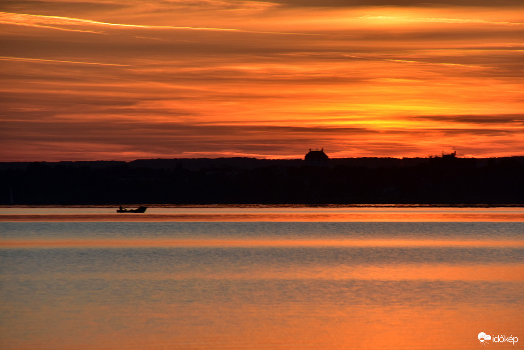 Festői naplemente októberben is a Balatonon