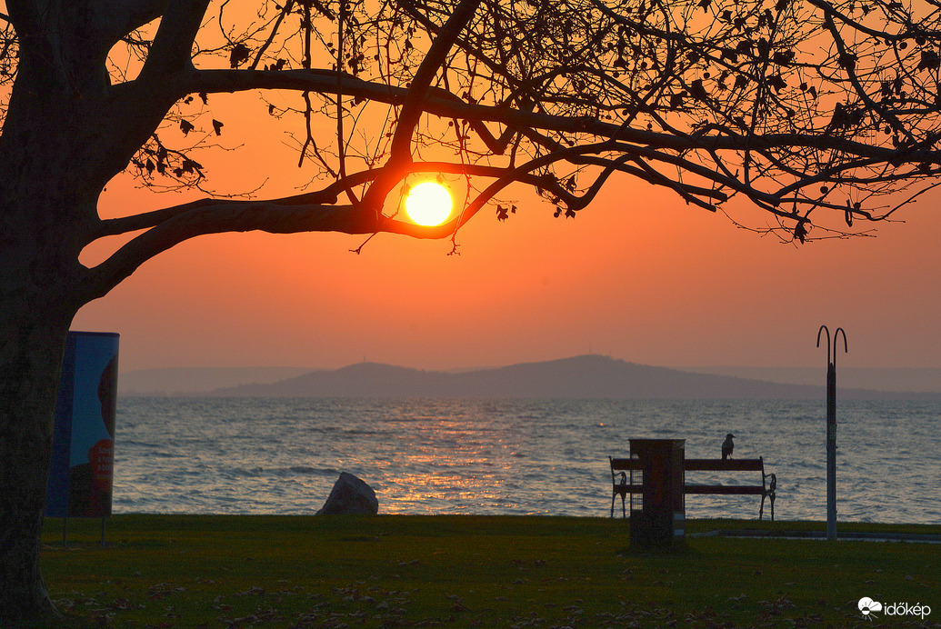 Napkelte a Balatonon