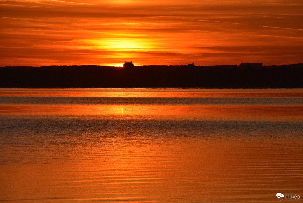 Festői naplemente októberben is a Balatonon