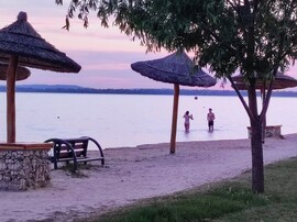 Röplabdázó fiatalok a Balatonban napnyugta után 