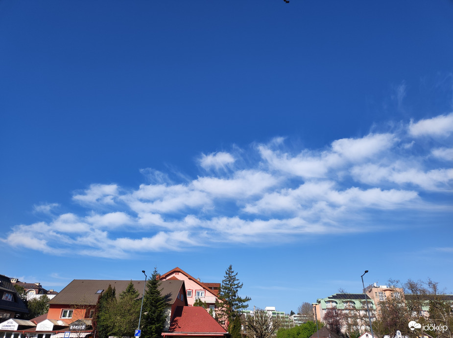 Kék égbolt cirrusokkal