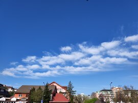 Kék égbolt cirrusokkal