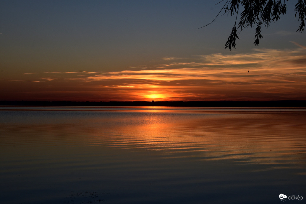 Festői naplemente októberben is a Balatonon